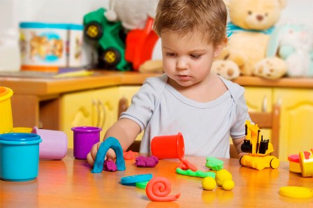 یادگیری و بازی کردن کودک 1 تا 2 ساله